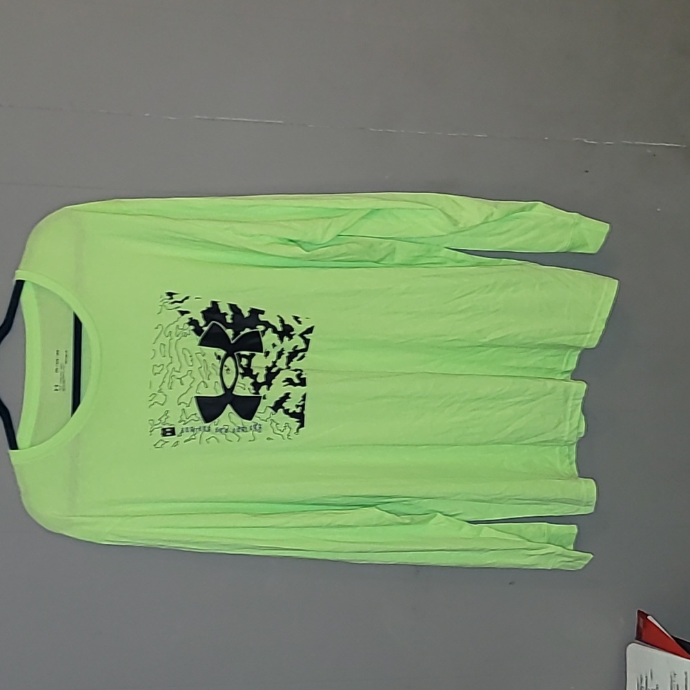 NWOT.  Men's 3XL Under Armour shirt.